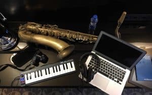 saxofonist tekstschrijver fotografie consultant camera MIDI laptop koptelefoon foto C tom beek scaled 1