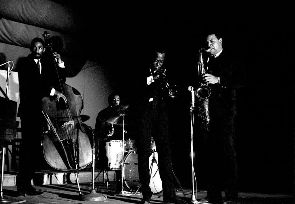 Miles Davis Quintet: Miles Davis (tp), George Coleman (ts), Ron Carter (b), Herbie Hancock (p), Tony Williams (d). Juan-Les Pins Jazz Festival, Antibes, Frankrijk. 28 juli 1963, fotograaf onbekend